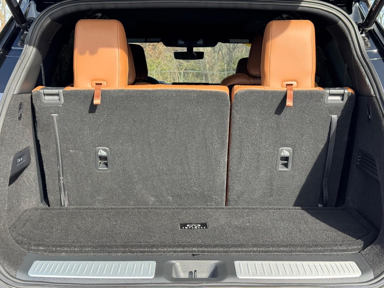 INFINITI QX60 Vehicle Full-screen Gallery Image 04