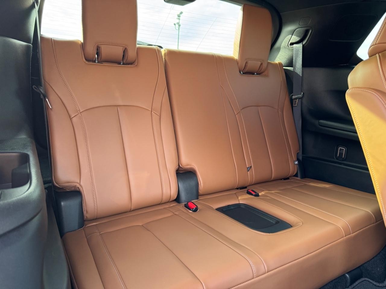 INFINITI QX60 Vehicle Full-screen Gallery Image 11