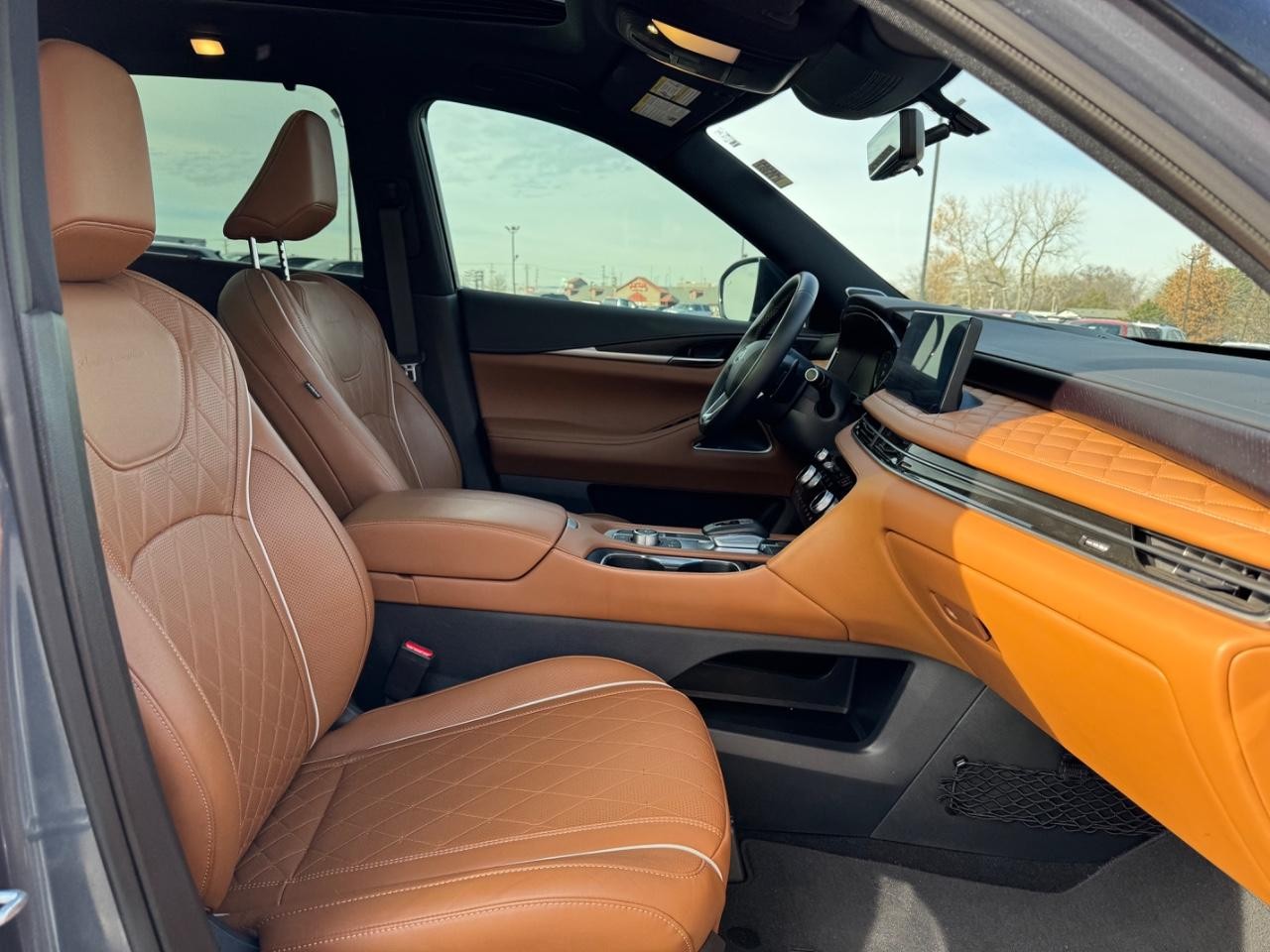 INFINITI QX60 Vehicle Full-screen Gallery Image 18