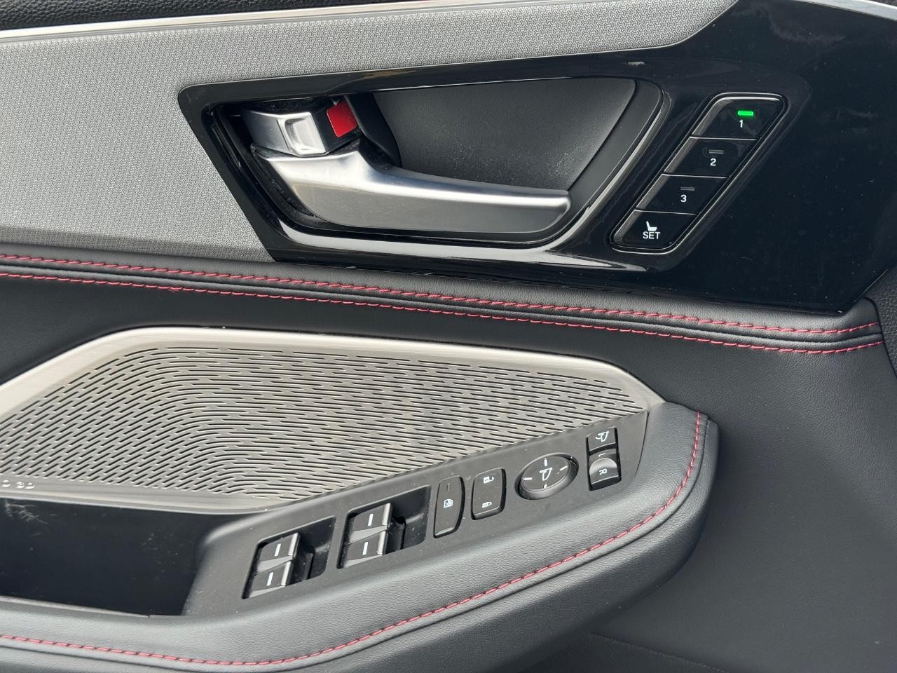 Acura MDX Vehicle Full-screen Gallery Image 27