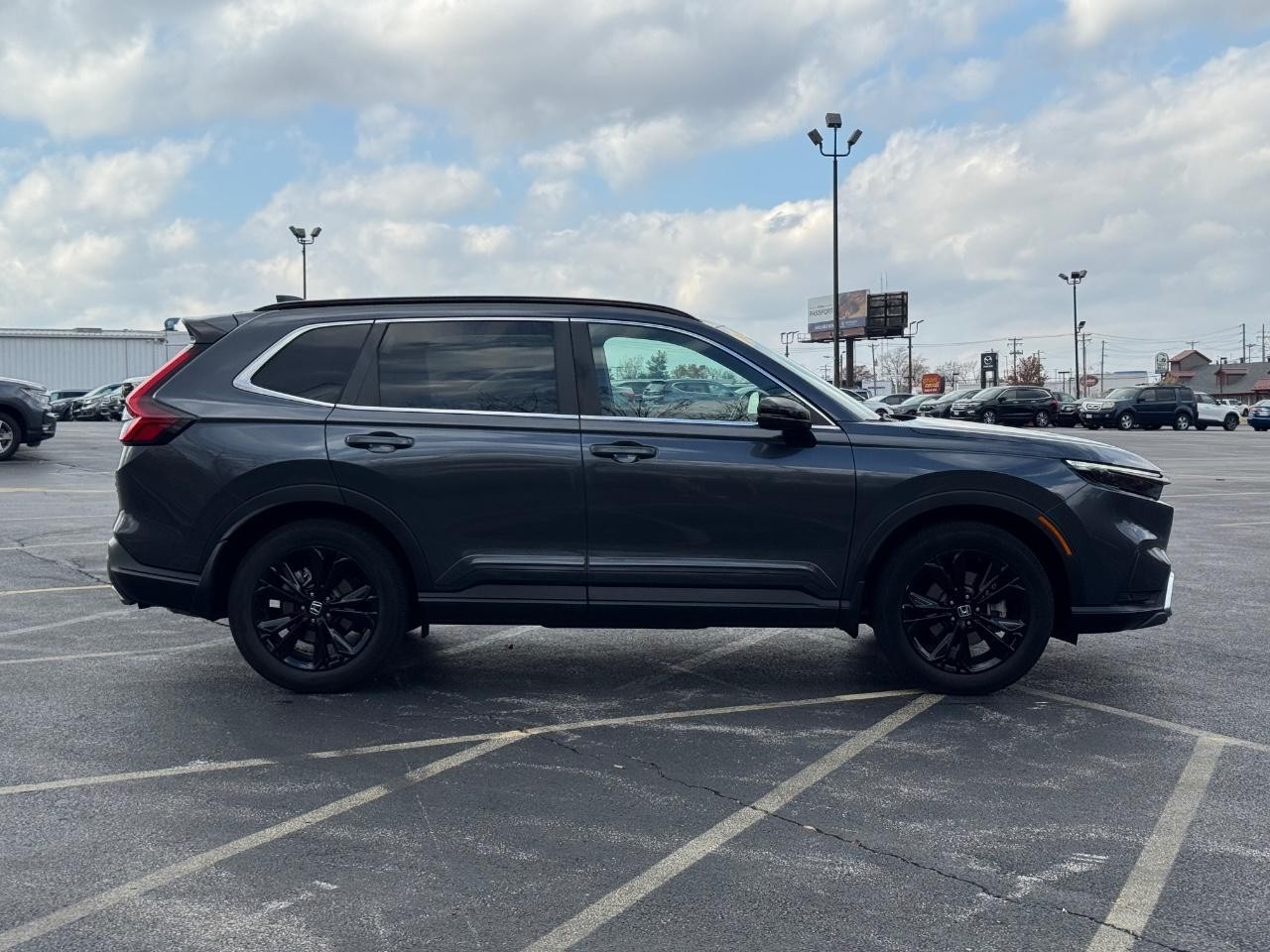 Honda CR-V Hybrid Vehicle Full-screen Gallery Image 02