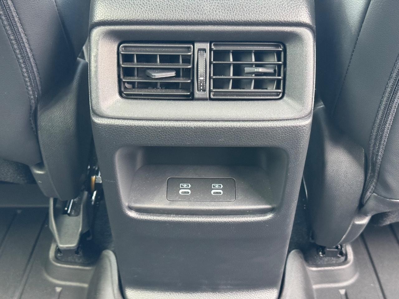 Honda CR-V Hybrid Vehicle Full-screen Gallery Image 16