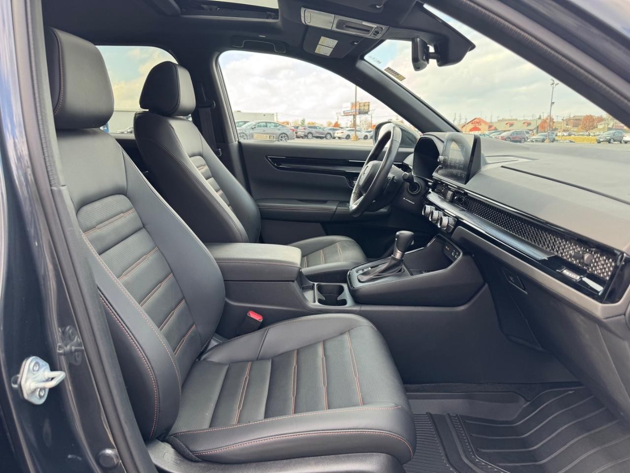 Honda CR-V Hybrid Vehicle Full-screen Gallery Image 17