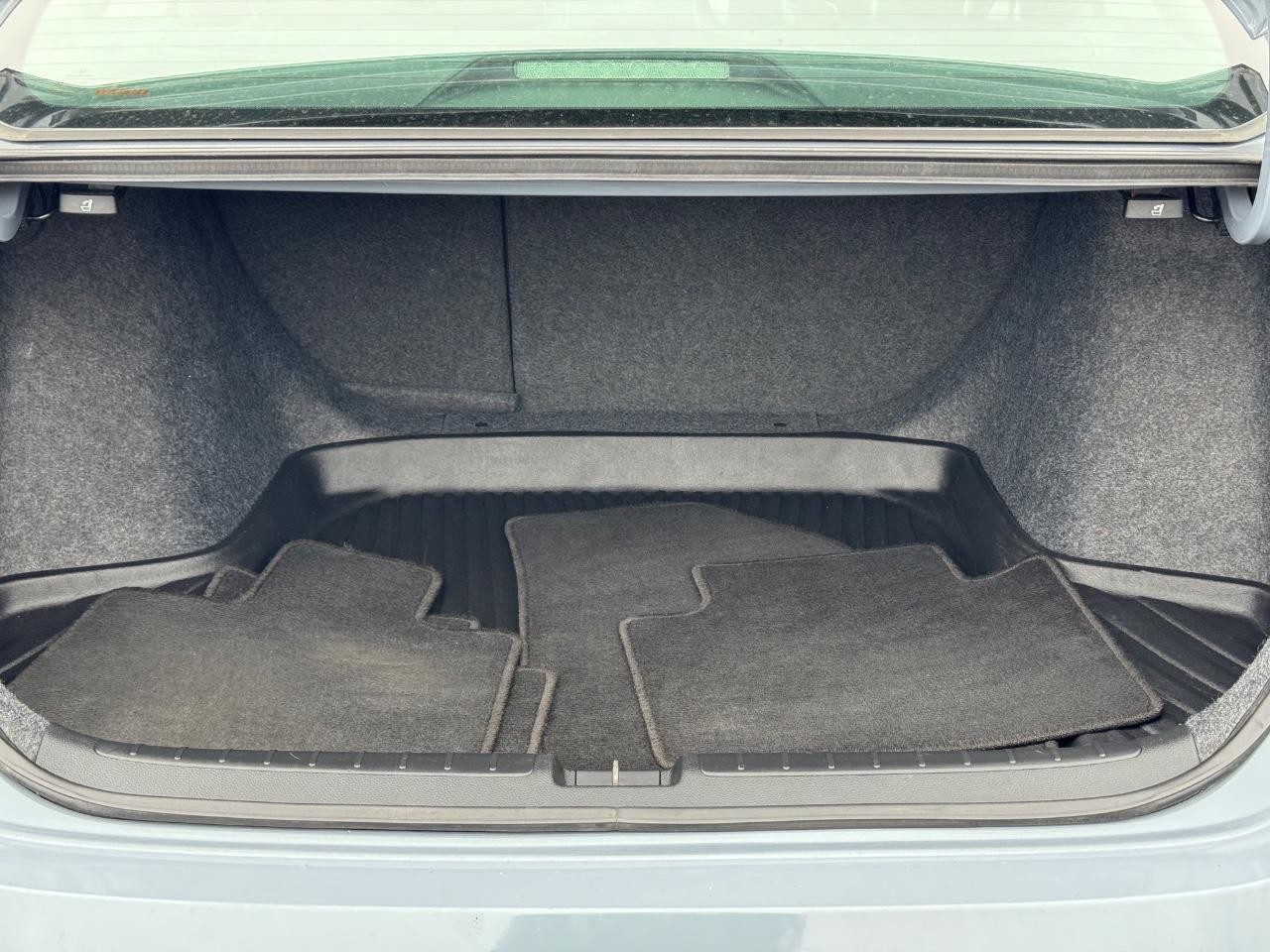 Honda Accord Sedan Vehicle Full-screen Gallery Image 04