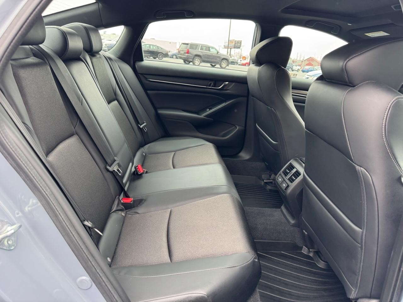 Honda Accord Sedan Vehicle Full-screen Gallery Image 25