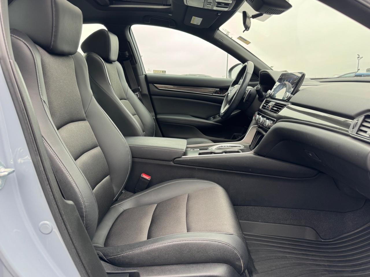 Honda Accord Sedan Vehicle Full-screen Gallery Image 32