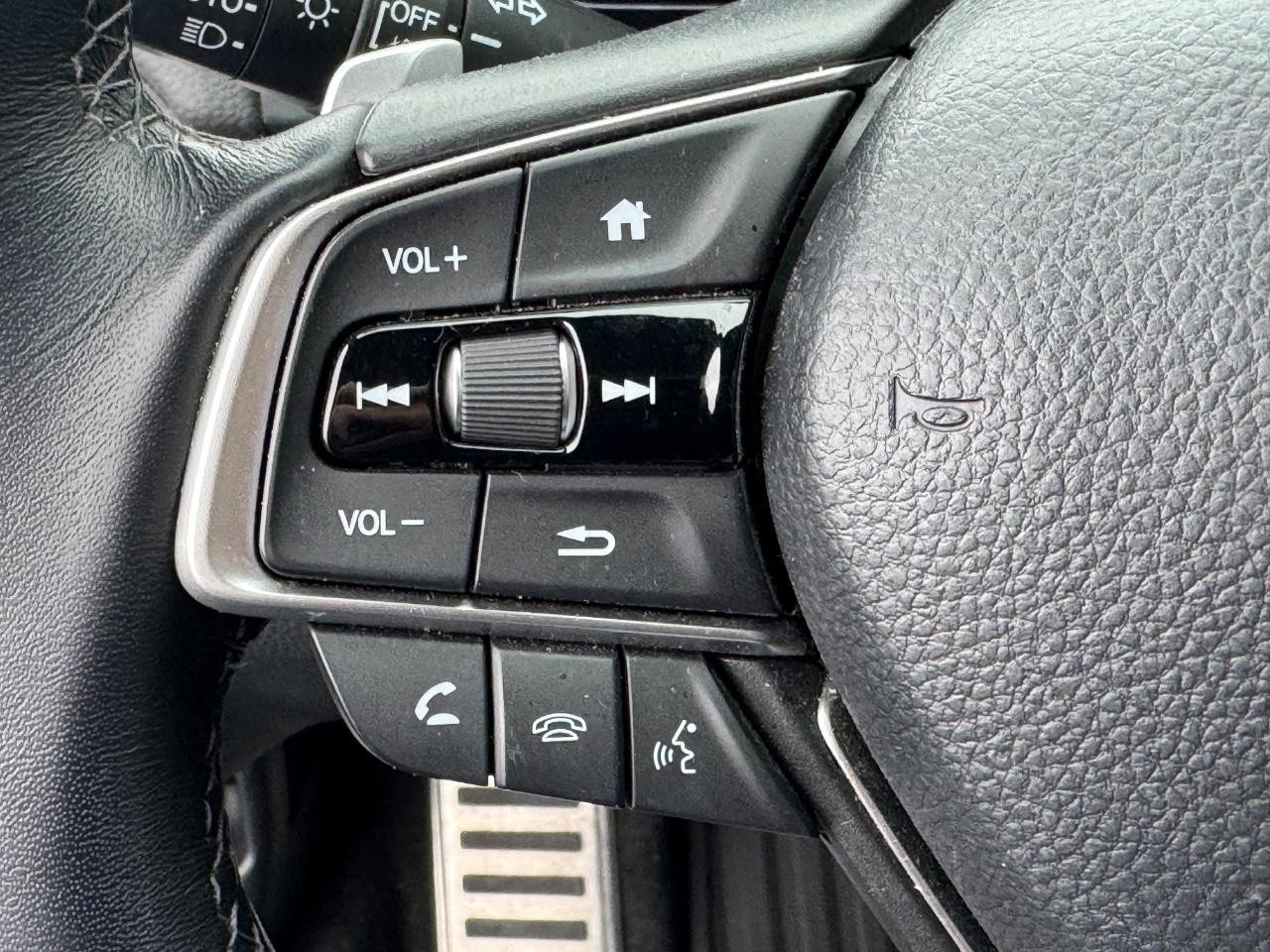 Honda Accord Sedan Vehicle Full-screen Gallery Image 36