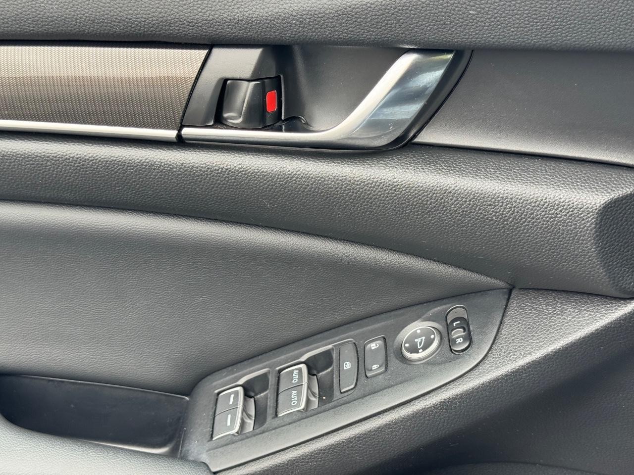 Honda Accord Sedan Vehicle Full-screen Gallery Image 40