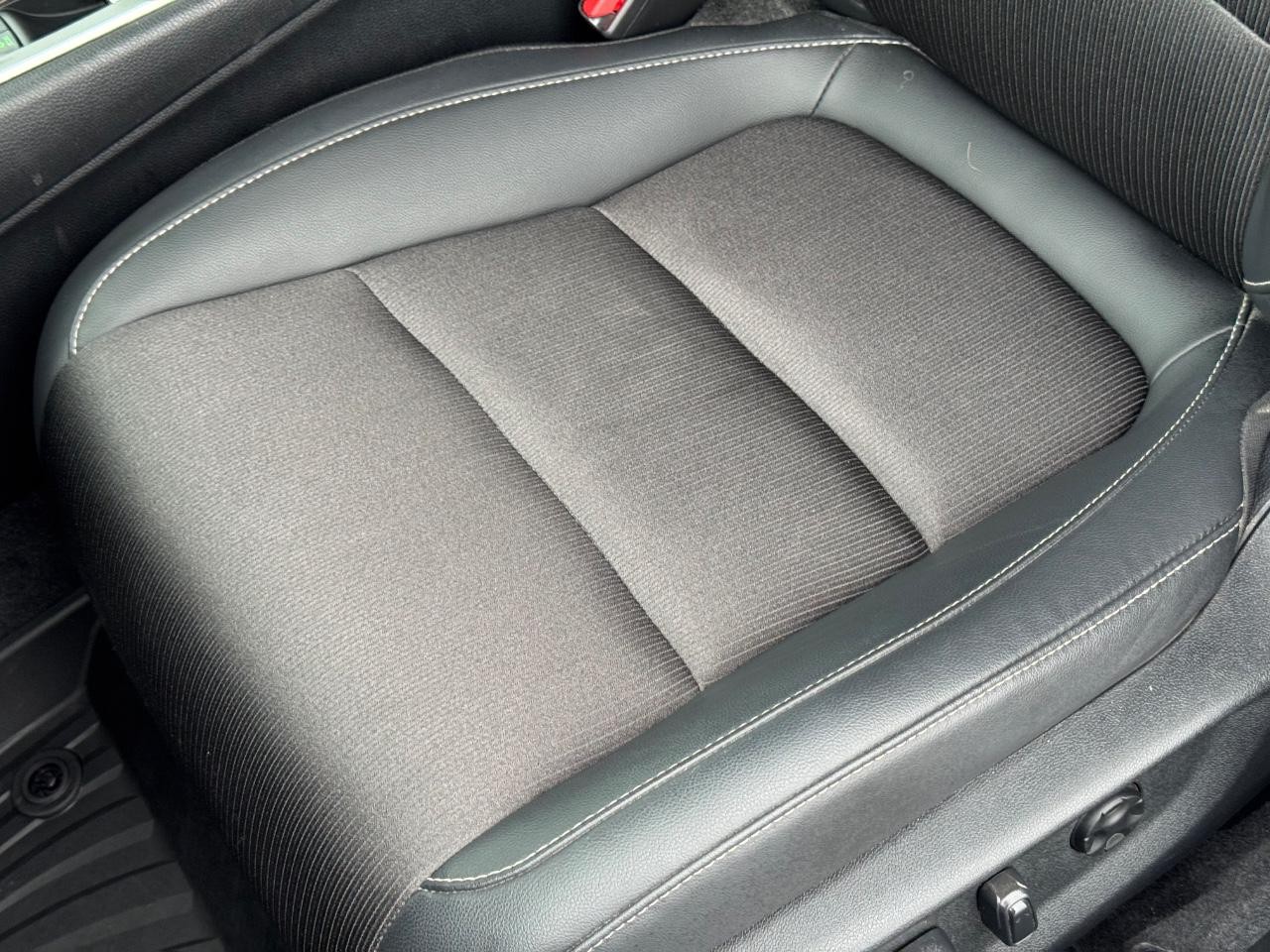 Honda Accord Sedan Vehicle Full-screen Gallery Image 41