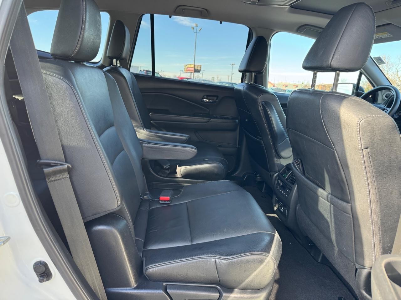 Honda Pilot Vehicle Full-screen Gallery Image 10