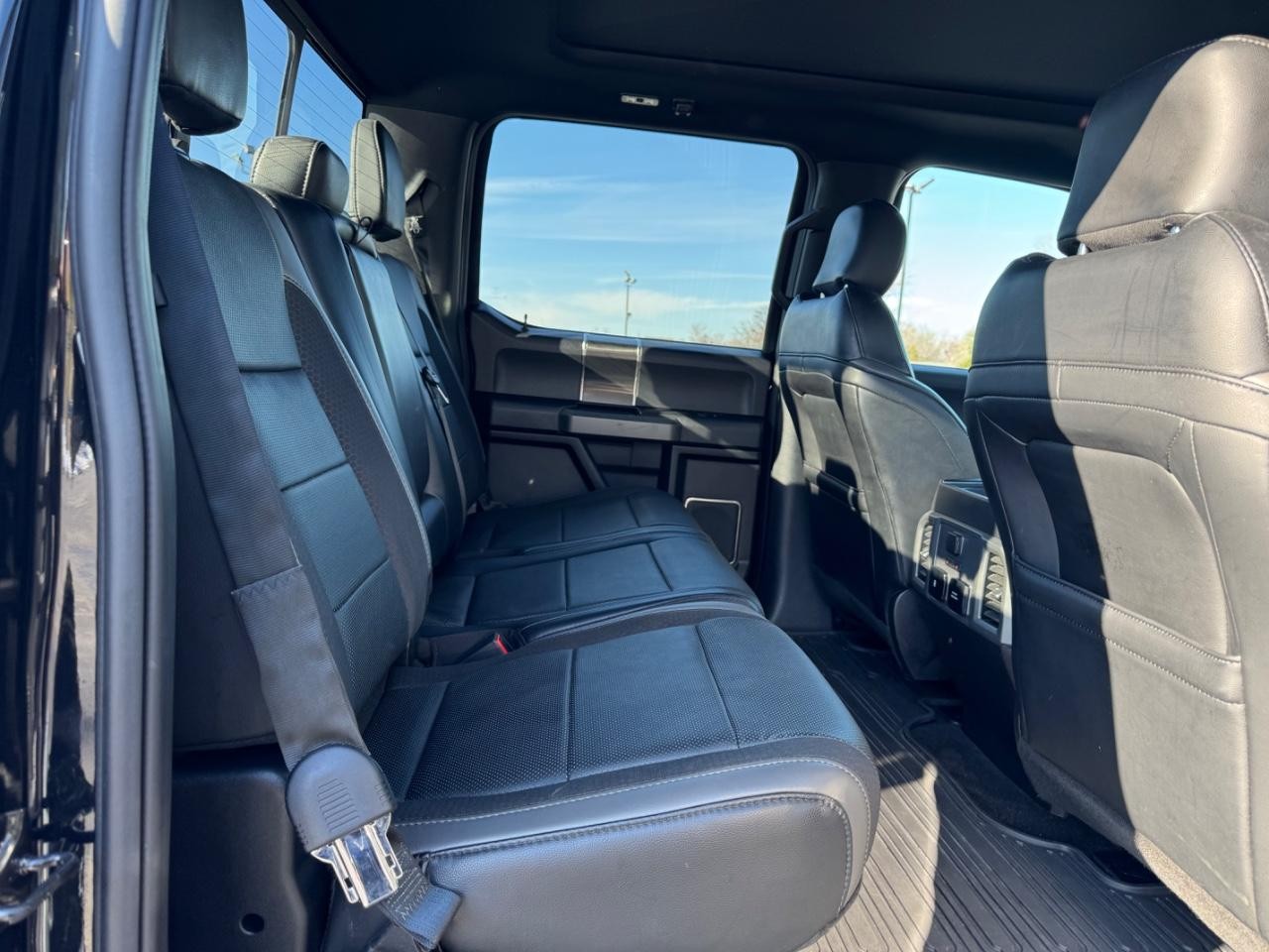 Ford F-150 Vehicle Full-screen Gallery Image 10