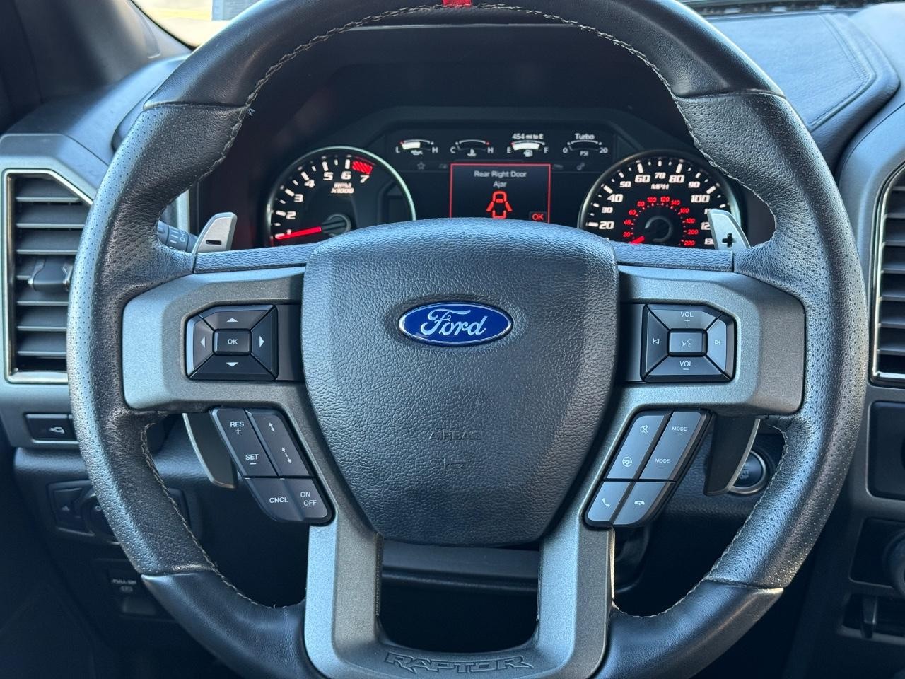 Ford F-150 Vehicle Full-screen Gallery Image 12