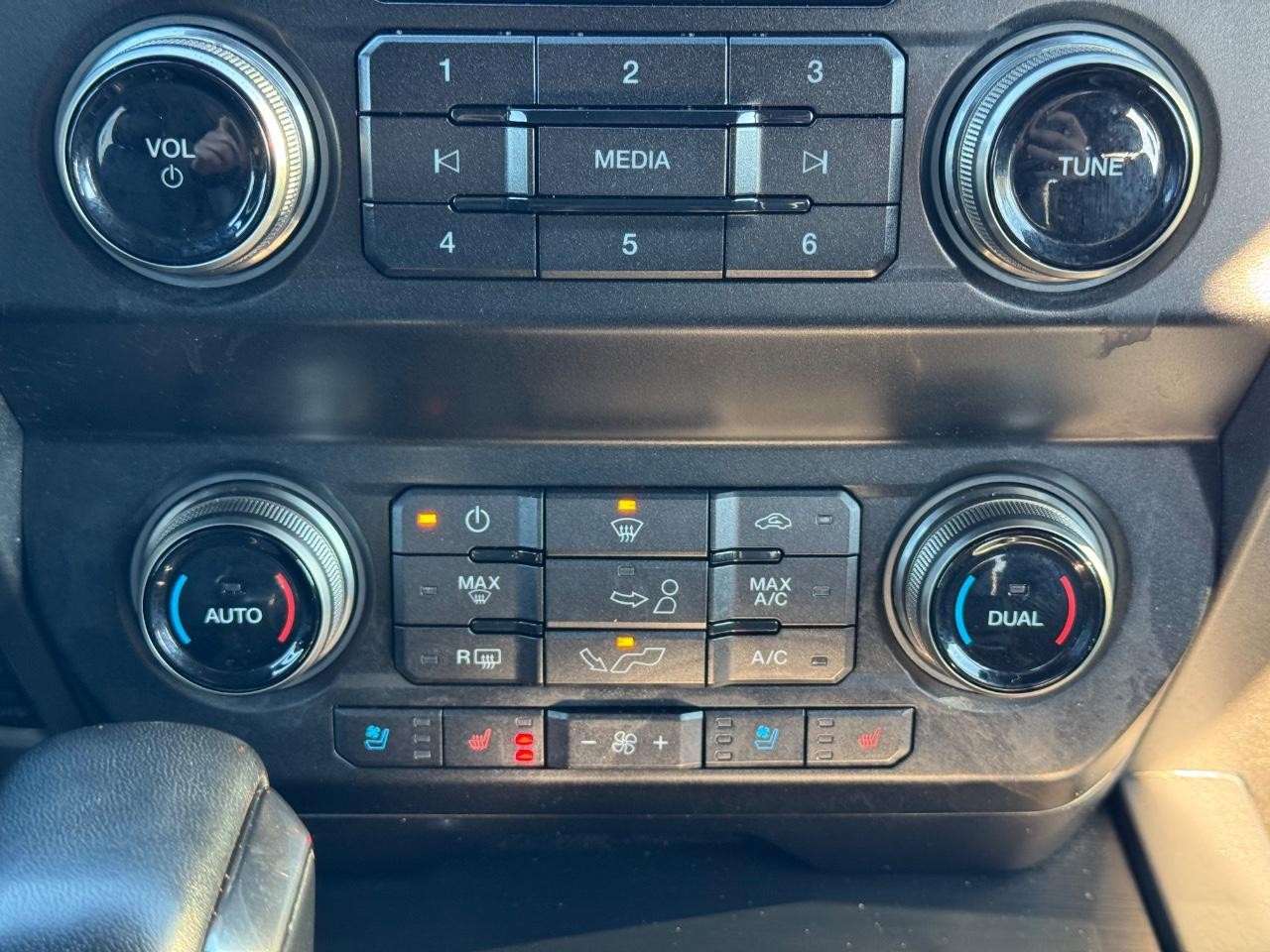 Ford F-150 Vehicle Full-screen Gallery Image 14