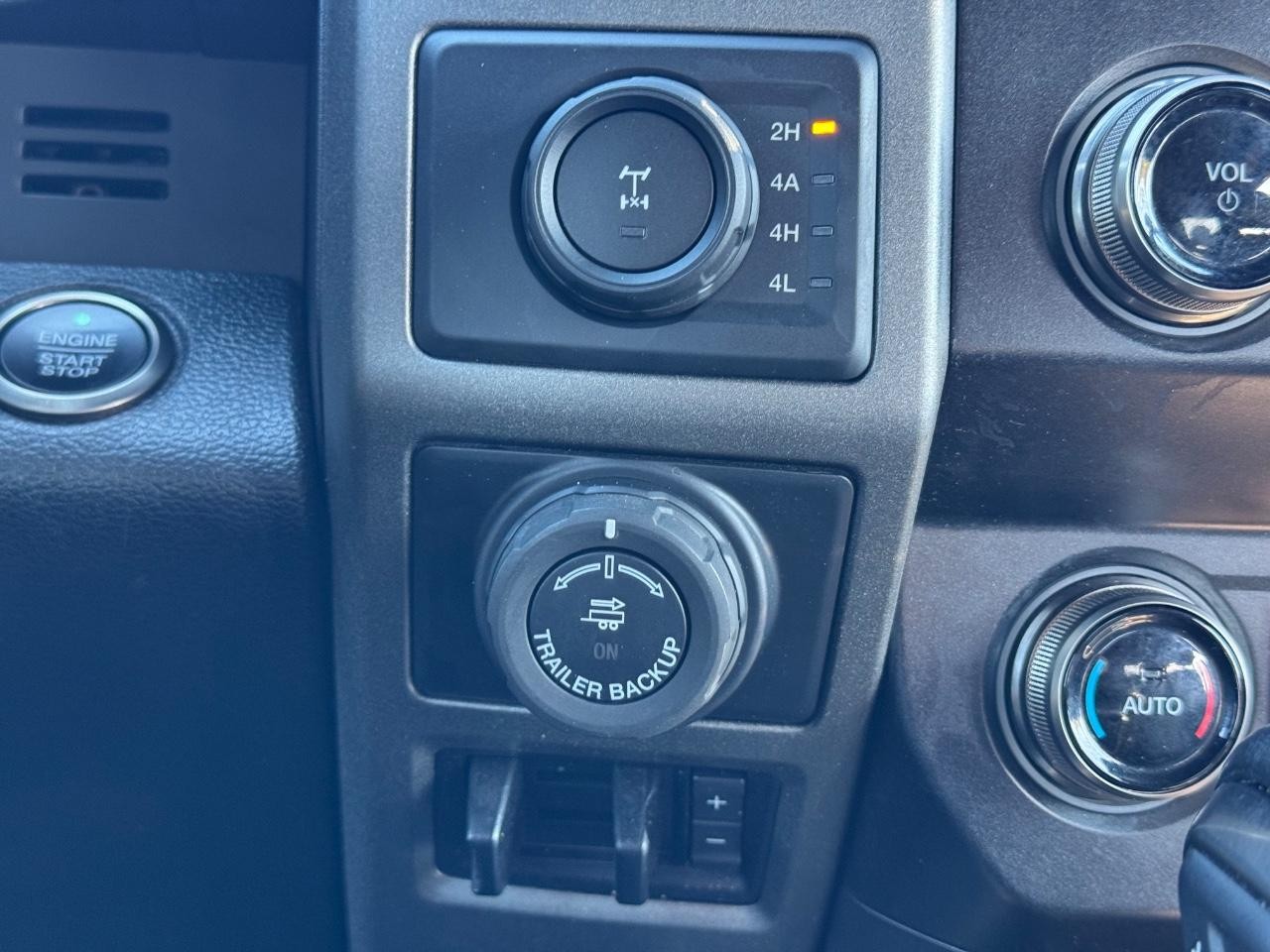 Ford F-150 Vehicle Full-screen Gallery Image 16