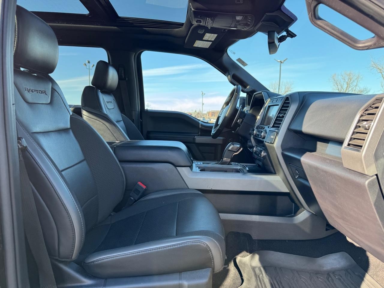 Ford F-150 Vehicle Full-screen Gallery Image 18