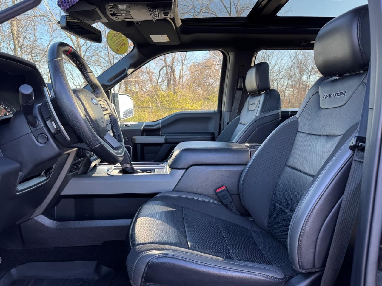 Ford F-150 Vehicle Full-screen Gallery Image 19