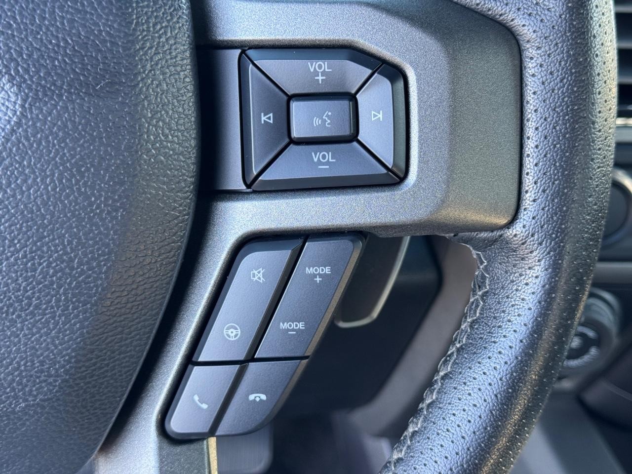 Ford F-150 Vehicle Full-screen Gallery Image 23