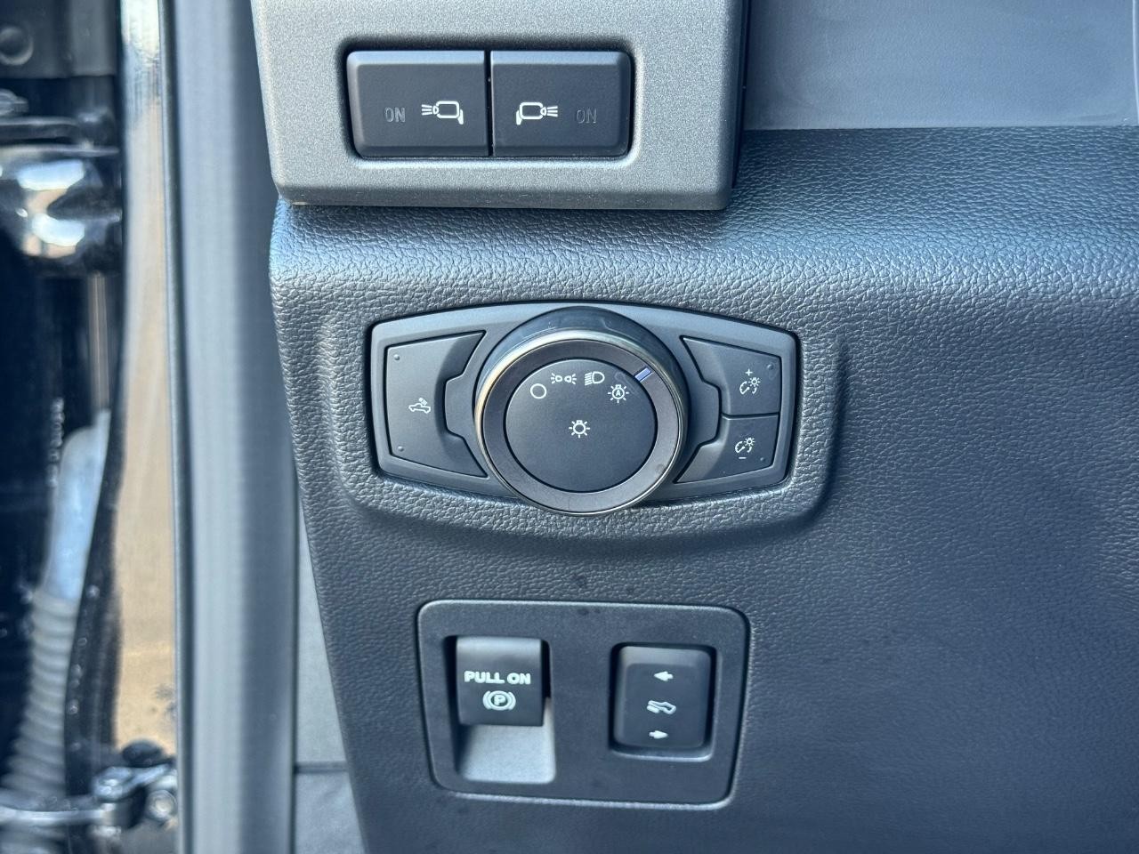 Ford F-150 Vehicle Full-screen Gallery Image 24