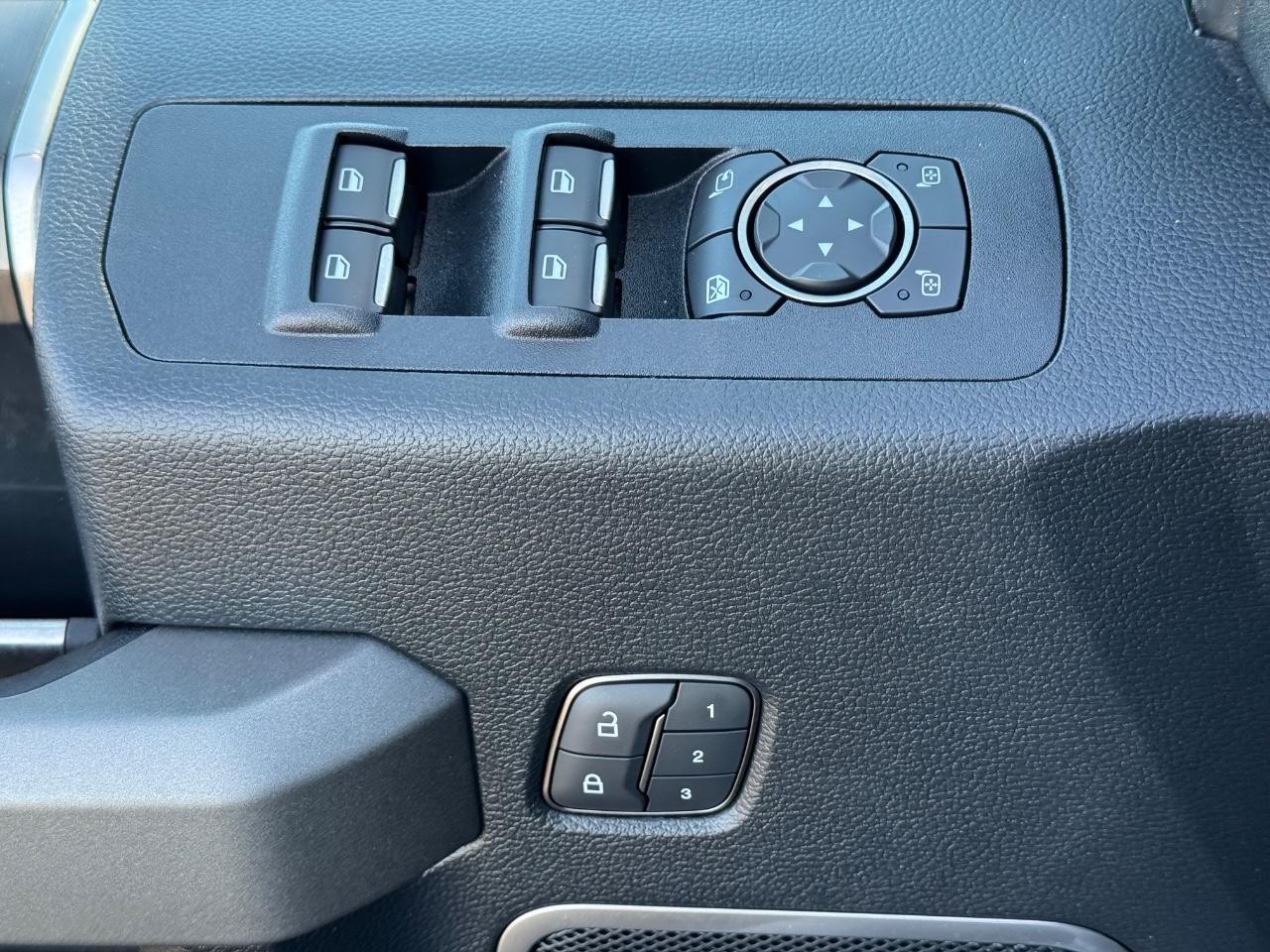 Ford F-150 Vehicle Full-screen Gallery Image 27