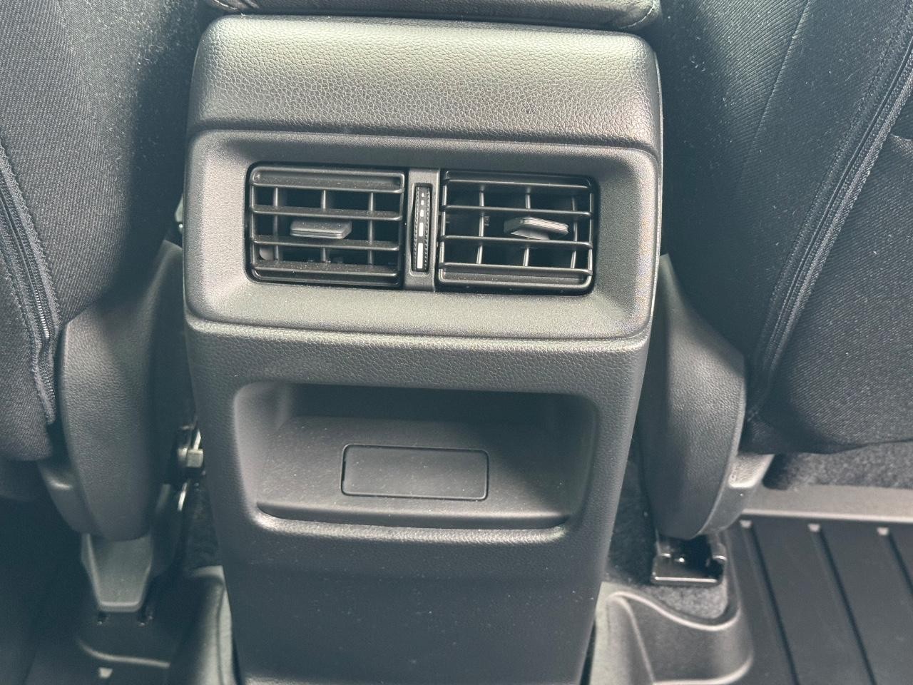 Honda CR-V Vehicle Full-screen Gallery Image 16