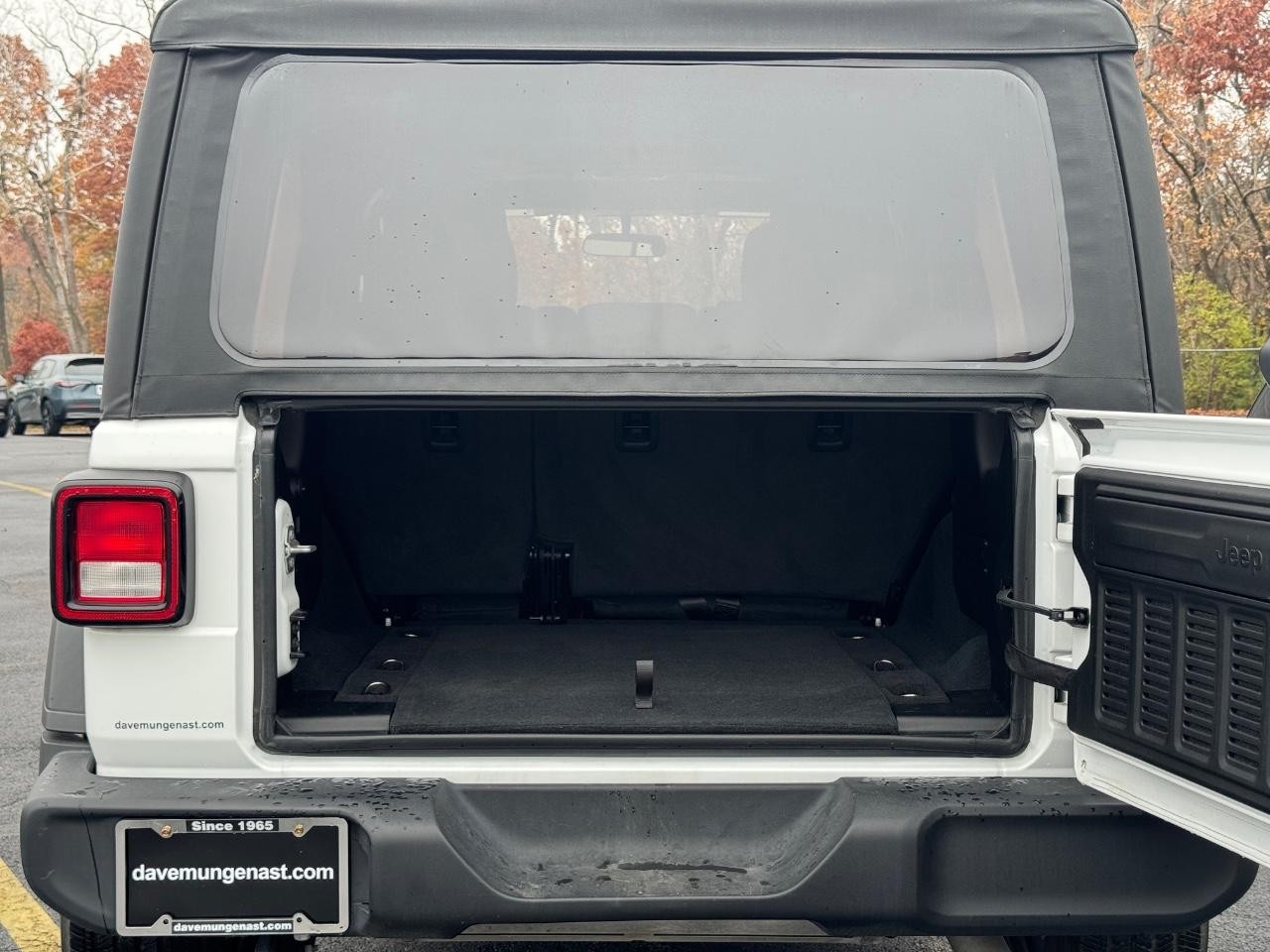 Jeep Wrangler Vehicle Full-screen Gallery Image 04