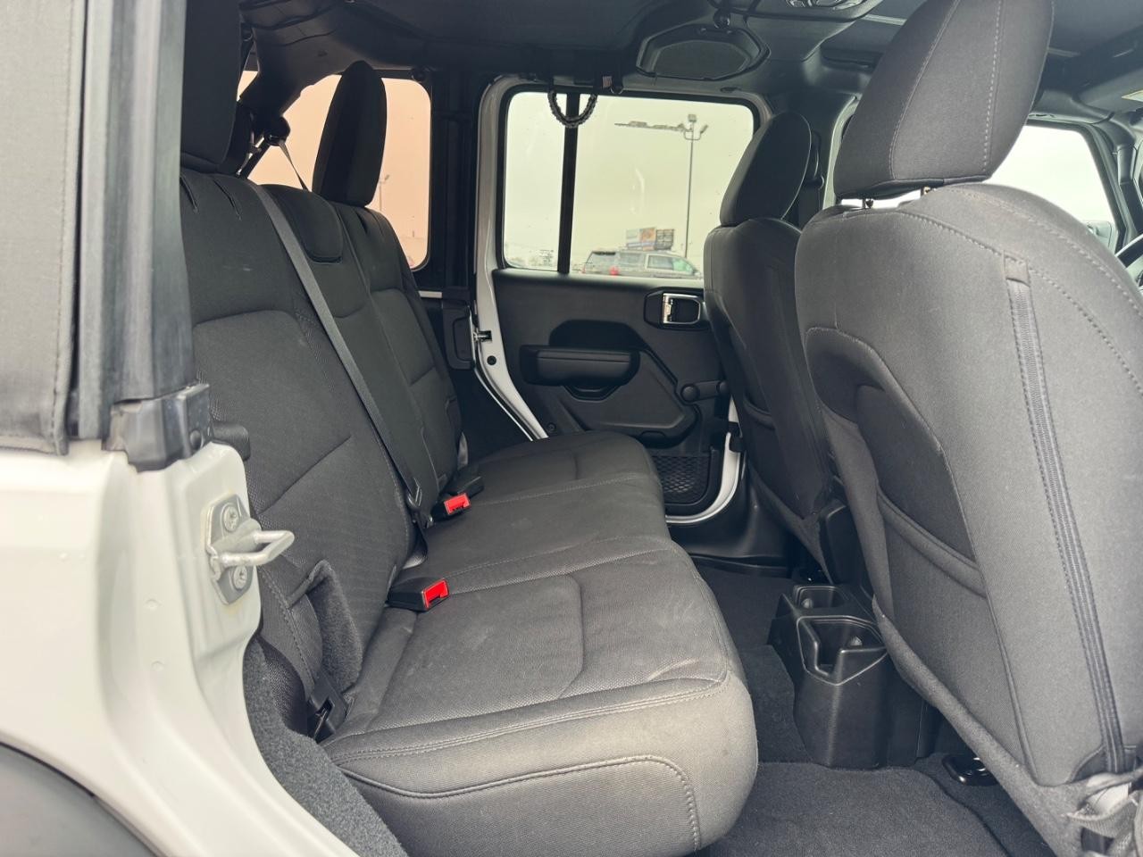 Jeep Wrangler Vehicle Full-screen Gallery Image 10