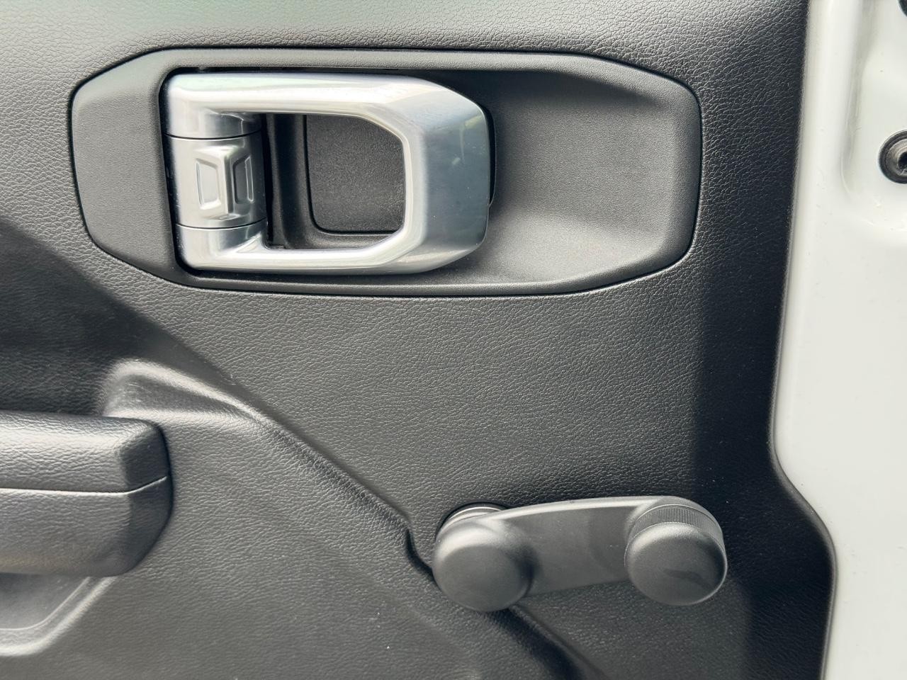 Jeep Wrangler Vehicle Full-screen Gallery Image 24