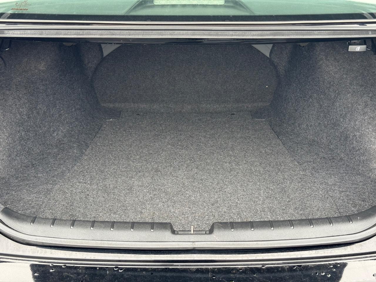 Honda Accord Sedan Vehicle Full-screen Gallery Image 04