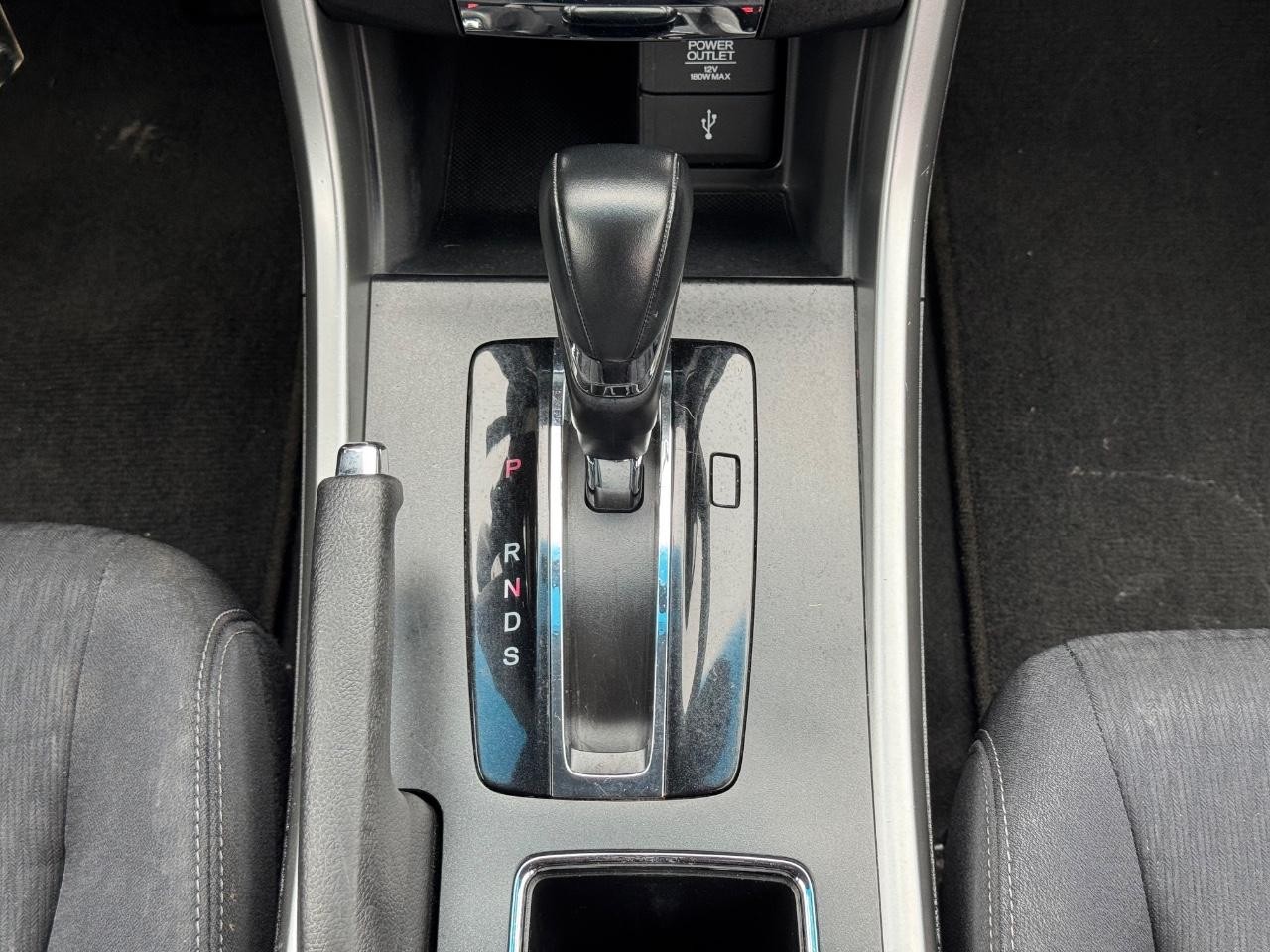 Honda Accord Sedan Vehicle Full-screen Gallery Image 15