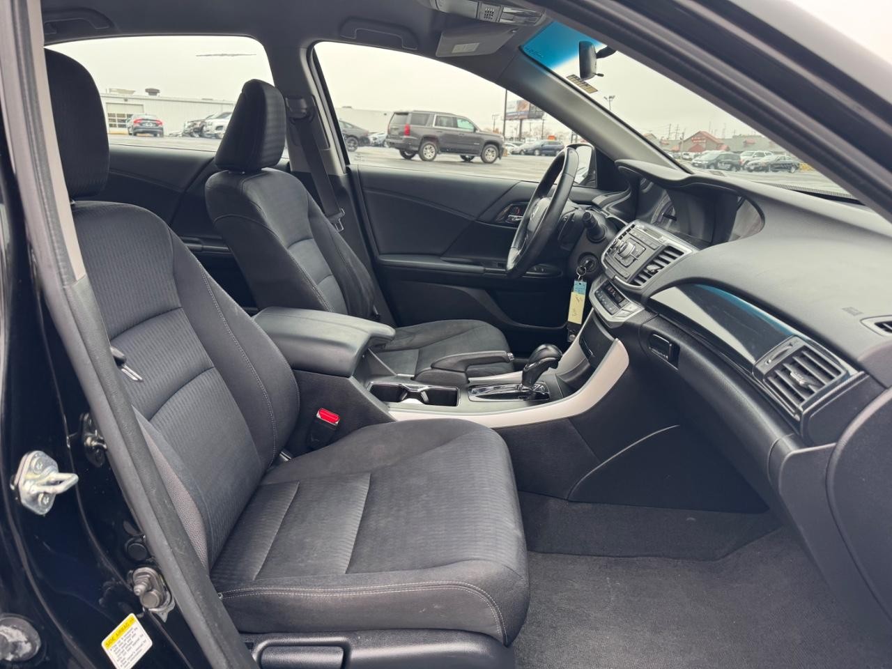 Honda Accord Sedan Vehicle Full-screen Gallery Image 16