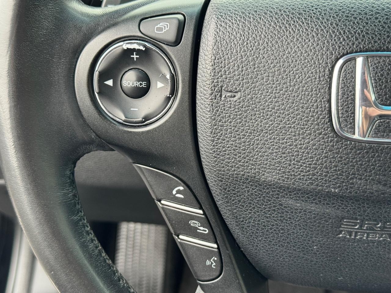 Honda Accord Sedan Vehicle Full-screen Gallery Image 19