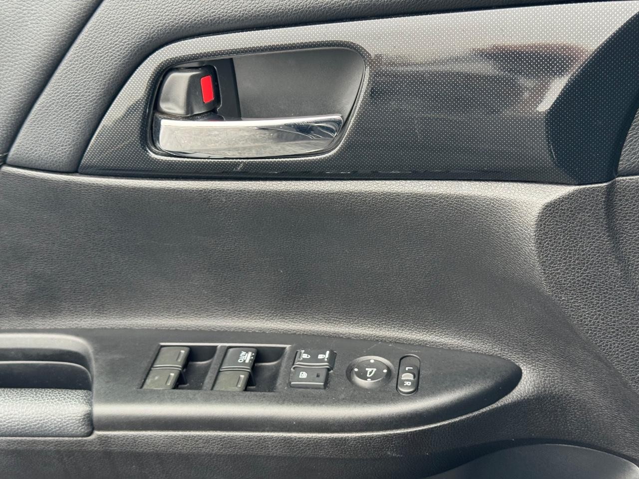 Honda Accord Sedan Vehicle Full-screen Gallery Image 24