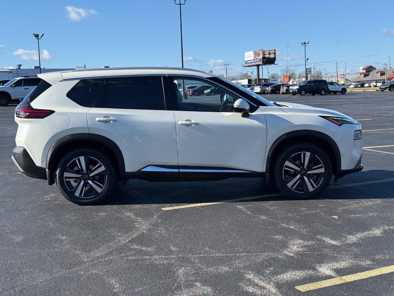 Nissan Rogue Vehicle Full-screen Gallery Image 02