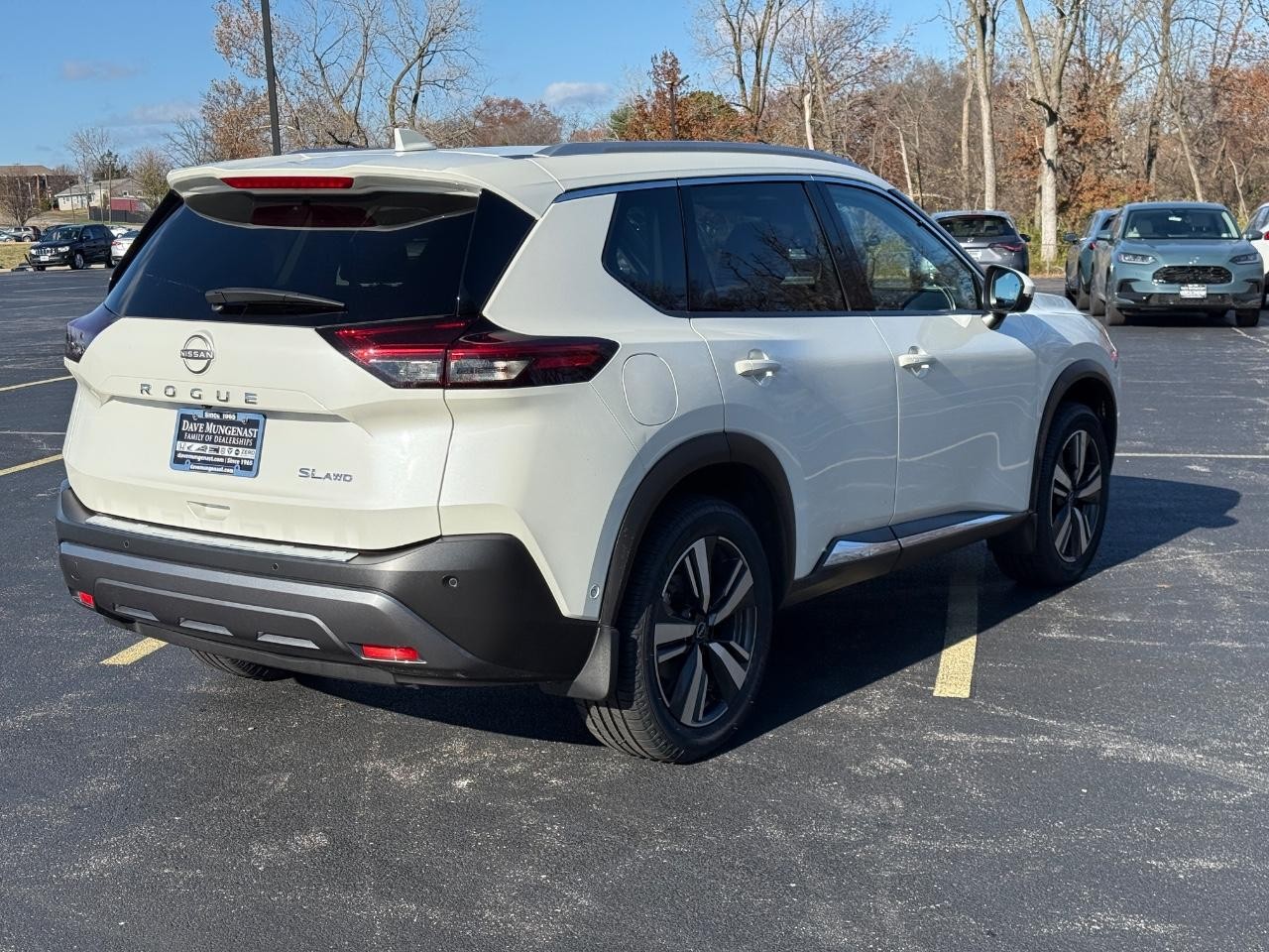 Nissan Rogue Vehicle Full-screen Gallery Image 03