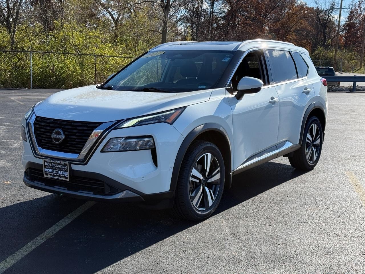 Nissan Rogue Vehicle Full-screen Gallery Image 08