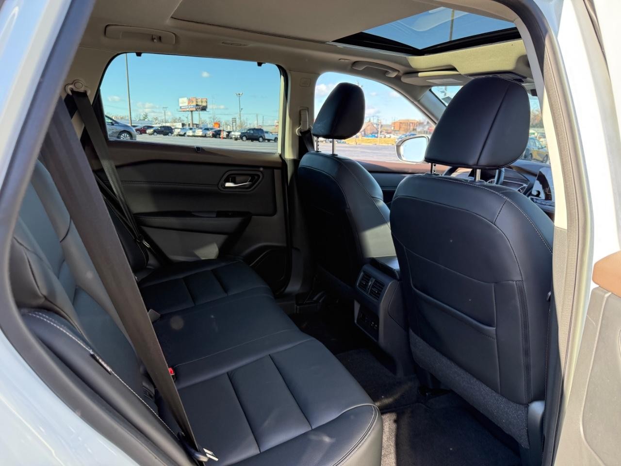 Nissan Rogue Vehicle Full-screen Gallery Image 10