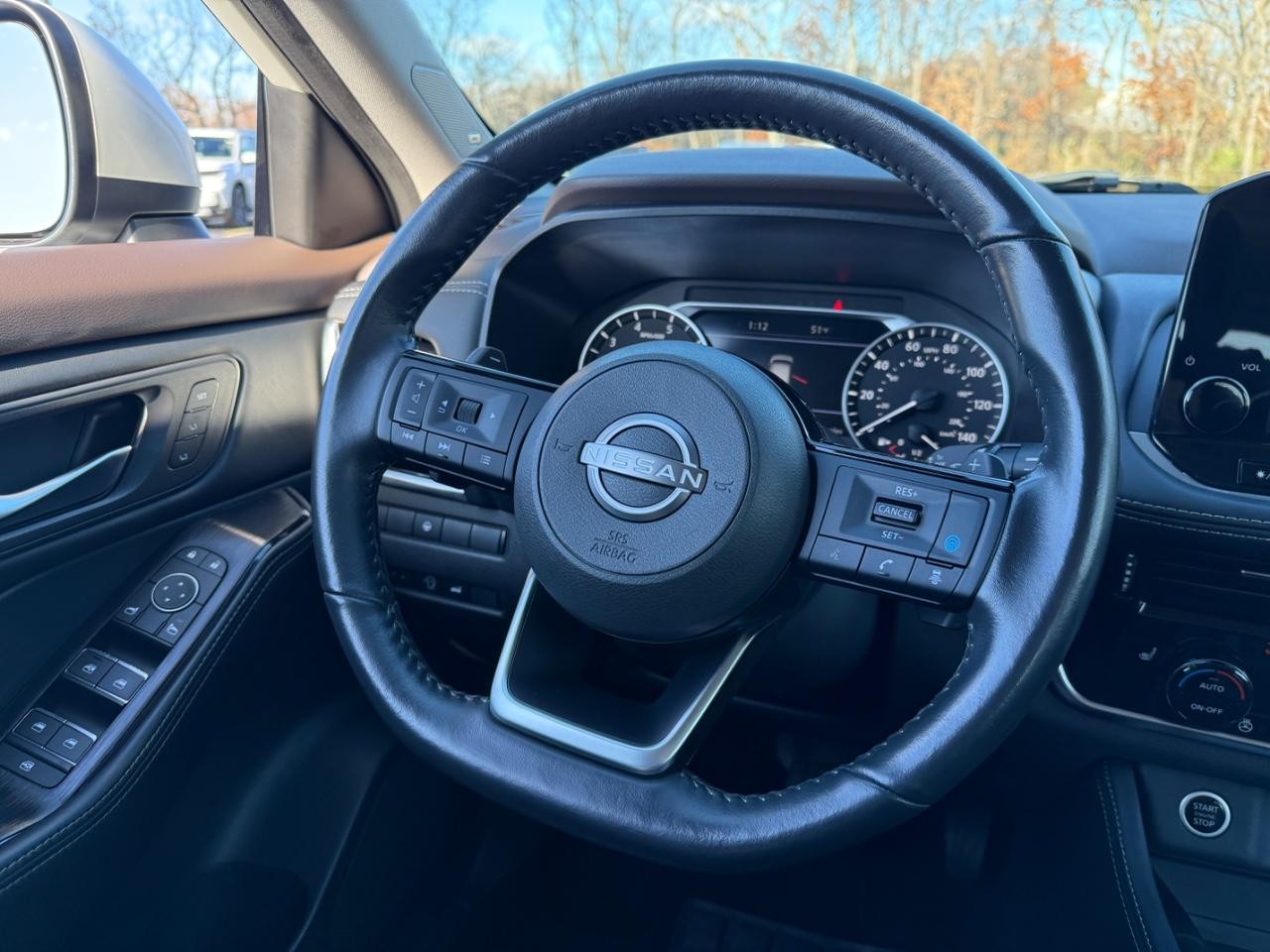 Nissan Rogue Vehicle Full-screen Gallery Image 12