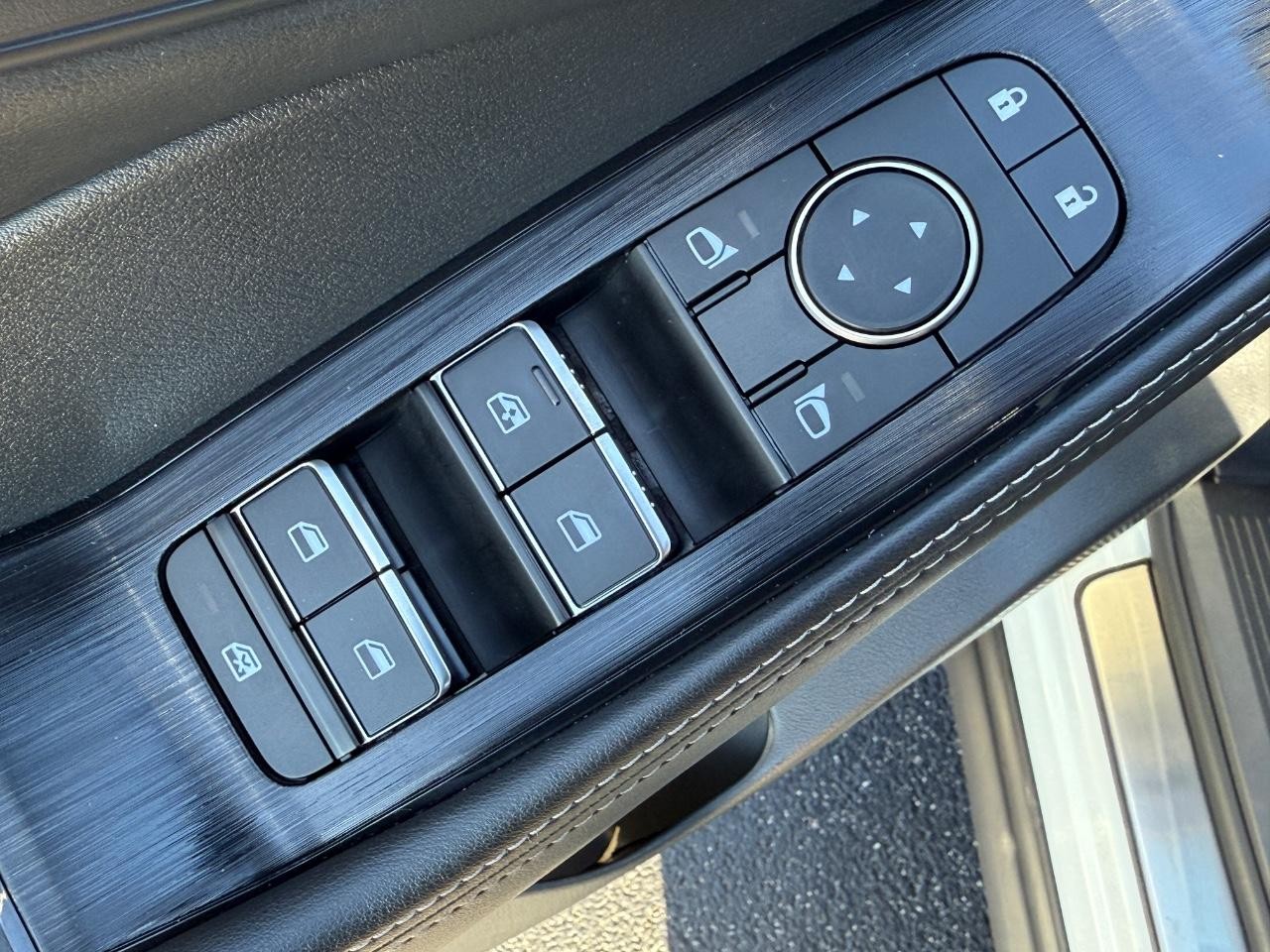 Nissan Rogue Vehicle Full-screen Gallery Image 14