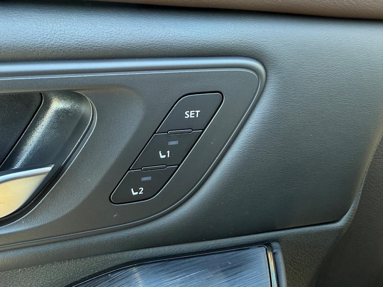 Nissan Rogue Vehicle Full-screen Gallery Image 15