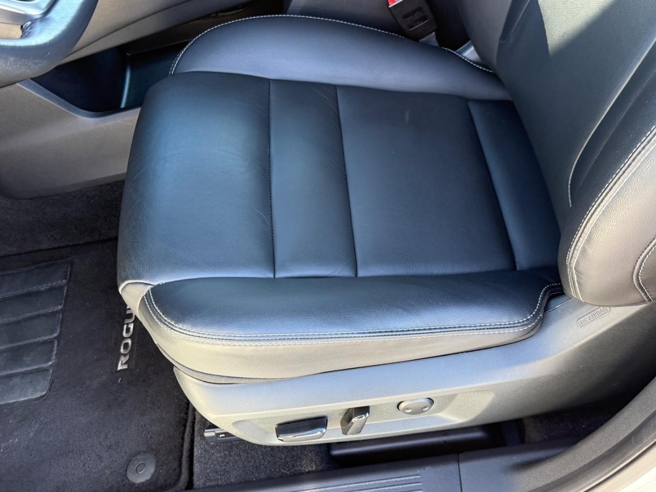 Nissan Rogue Vehicle Full-screen Gallery Image 16