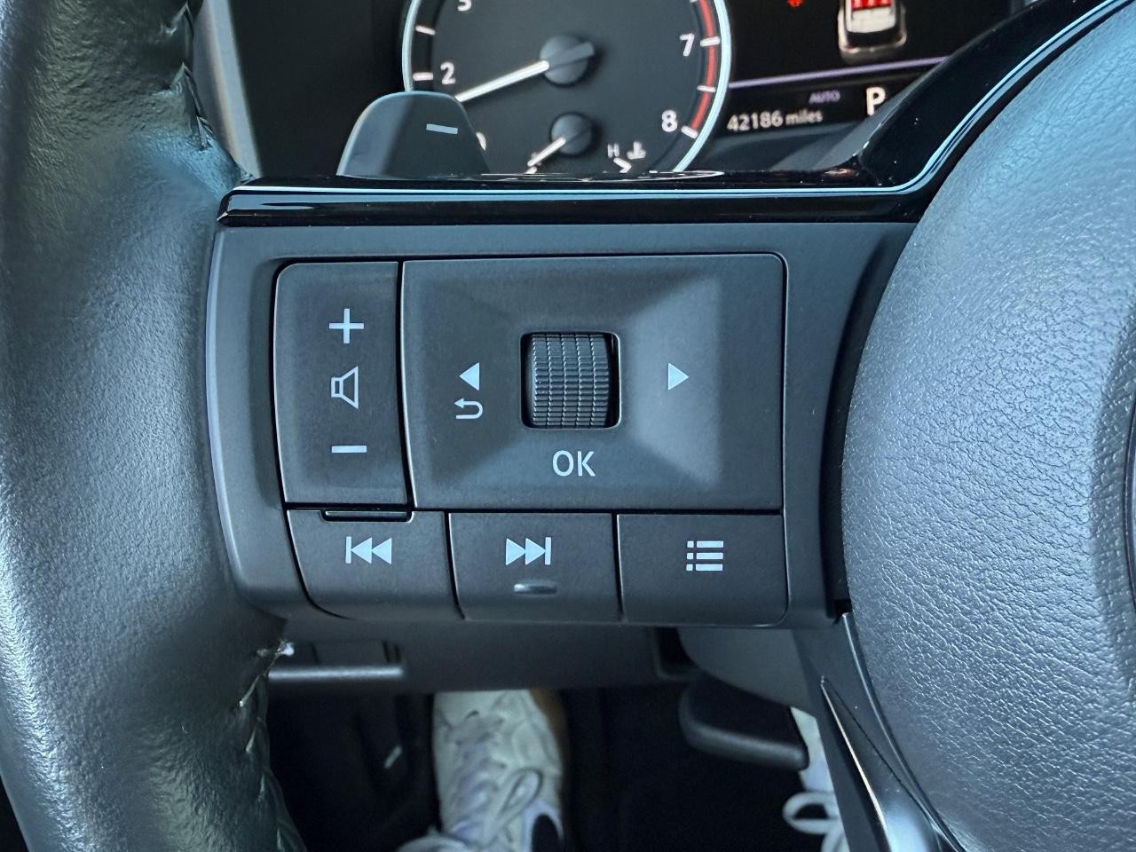 Nissan Rogue Vehicle Full-screen Gallery Image 17