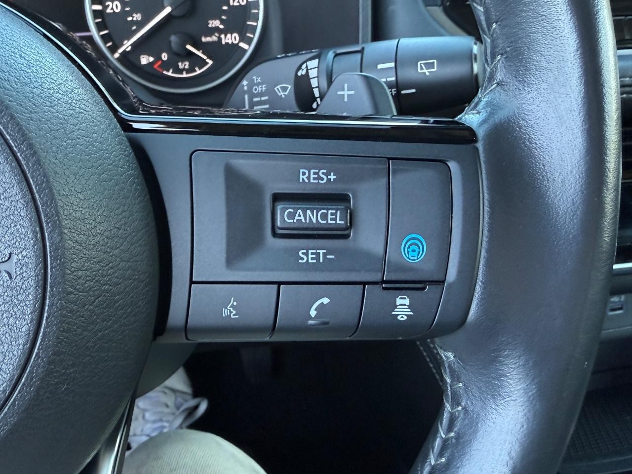 Nissan Rogue Vehicle Full-screen Gallery Image 18