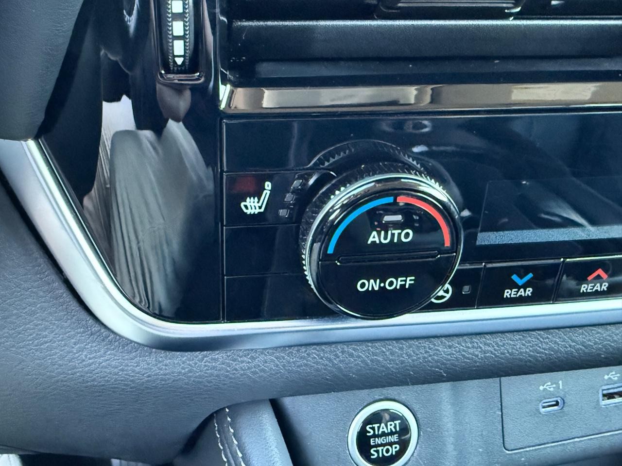 Nissan Rogue Vehicle Full-screen Gallery Image 22