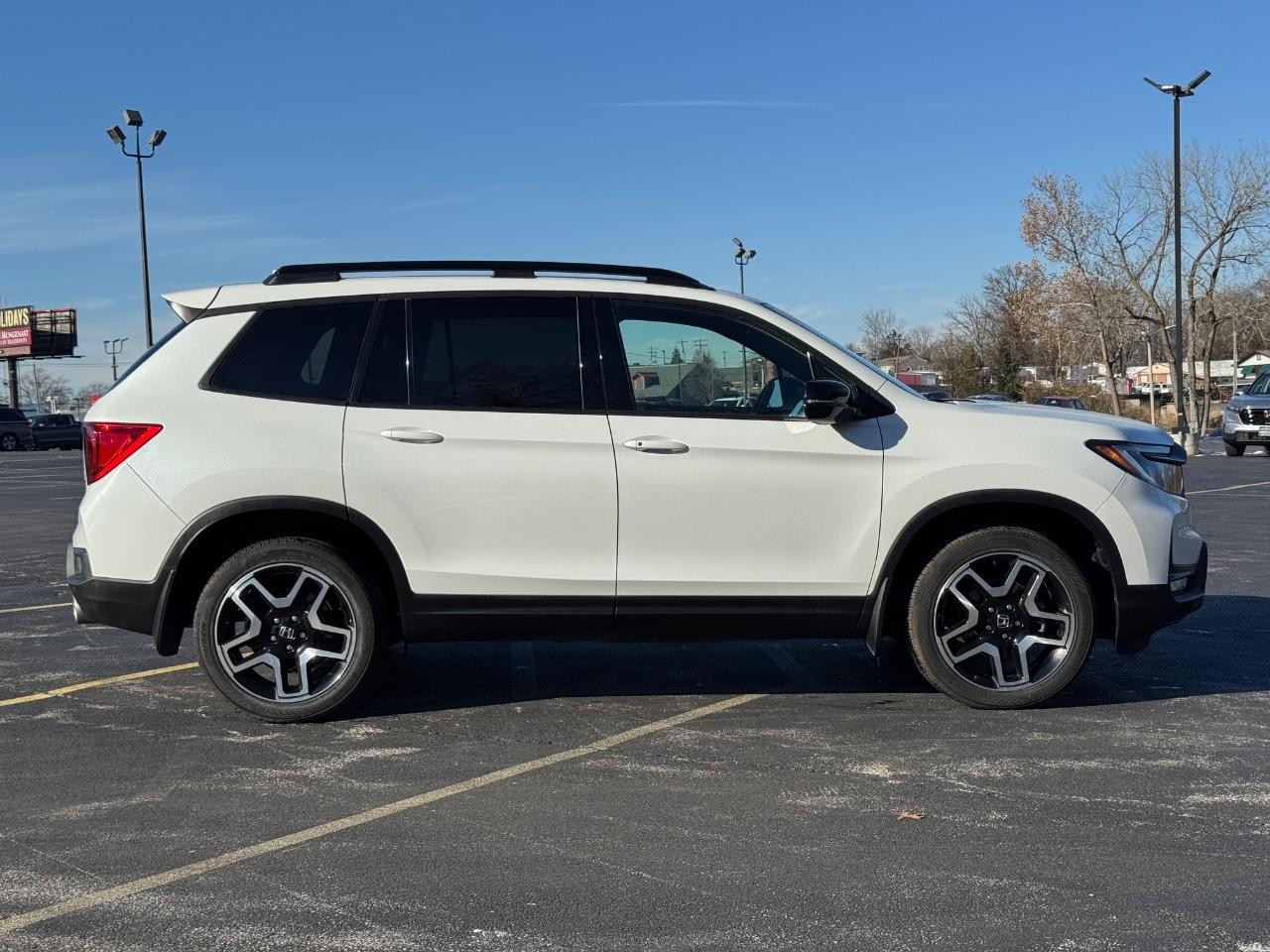 Honda Passport Vehicle Full-screen Gallery Image 02