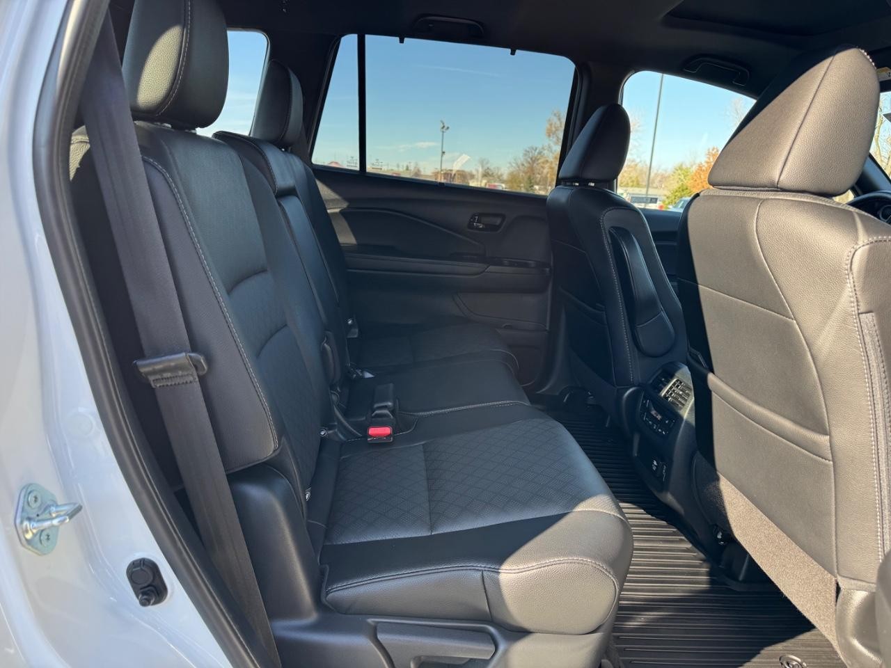 Honda Passport Vehicle Full-screen Gallery Image 10