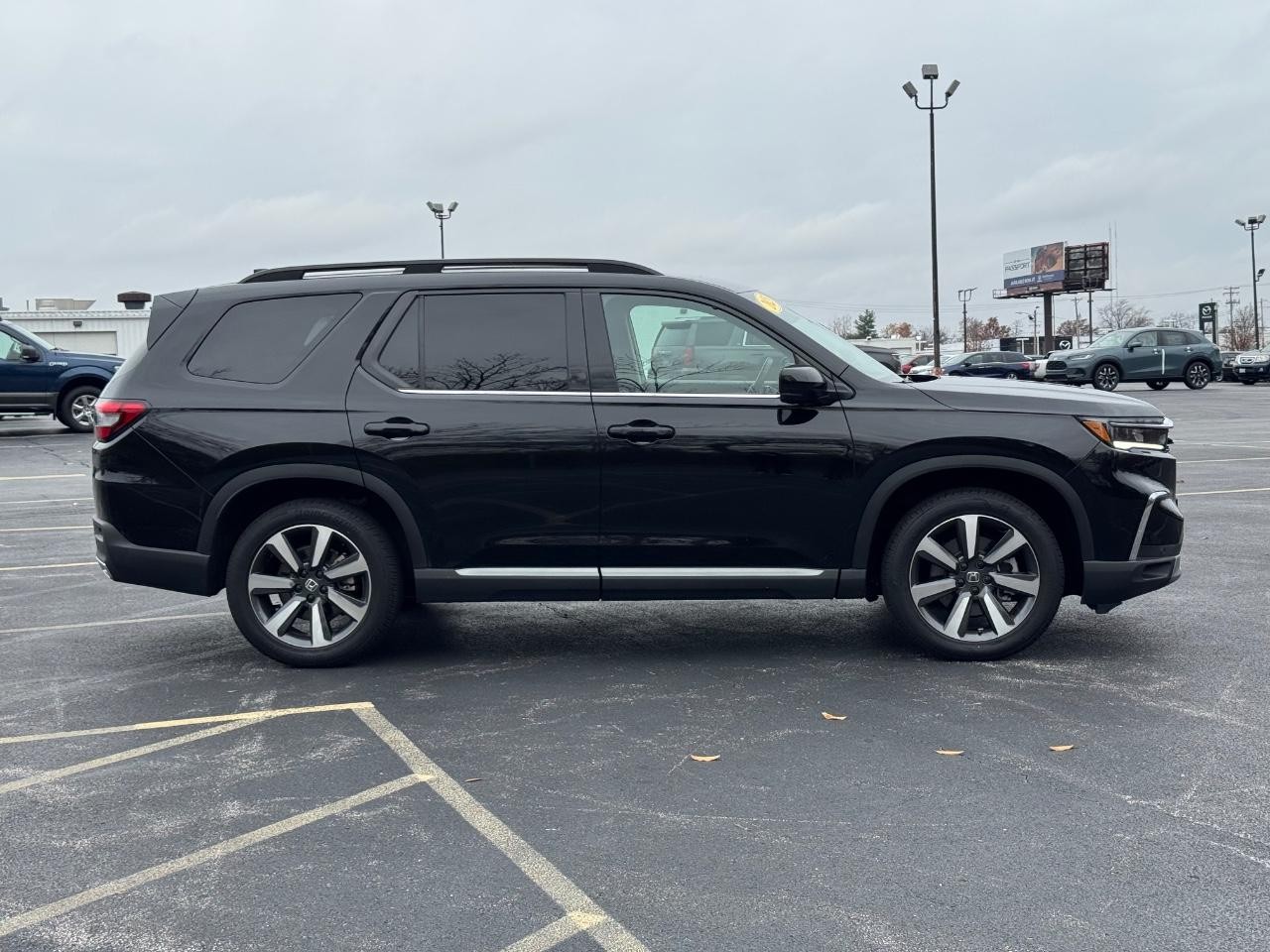 Honda Pilot Vehicle Full-screen Gallery Image 02