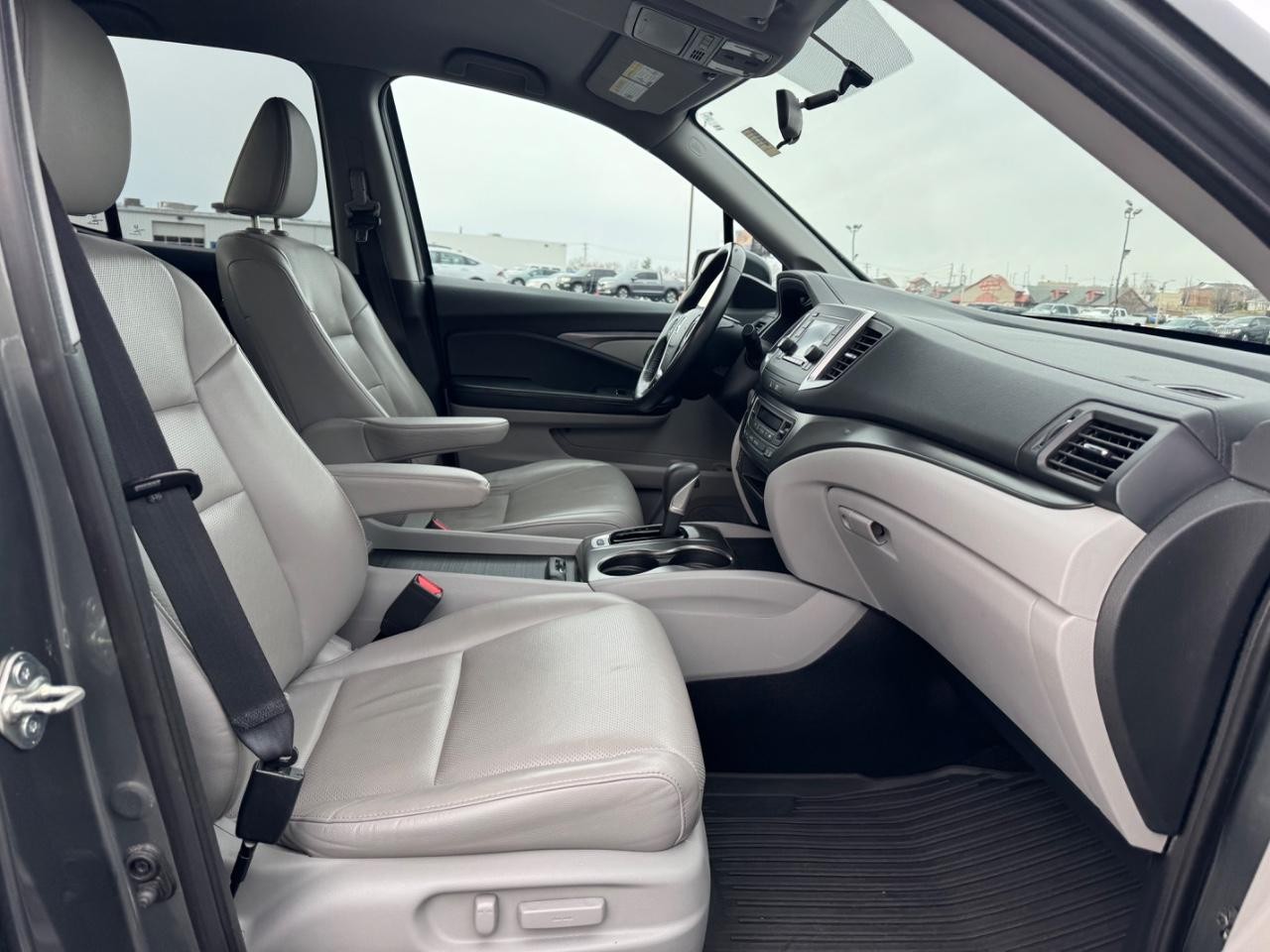 Honda Ridgeline Vehicle Full-screen Gallery Image 16