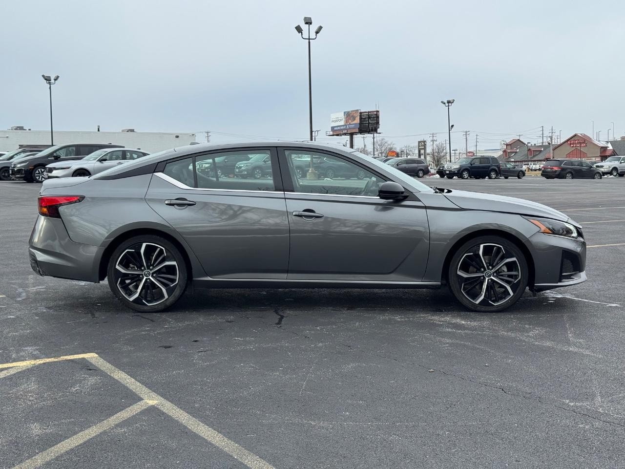 Nissan Altima Vehicle Full-screen Gallery Image 02