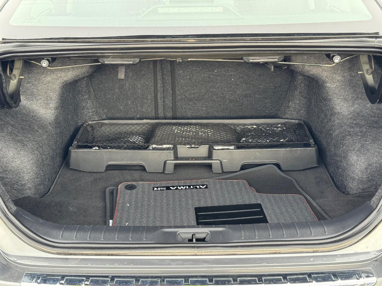 Nissan Altima Vehicle Full-screen Gallery Image 04