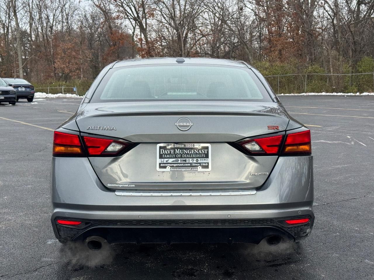 Nissan Altima Vehicle Full-screen Gallery Image 05